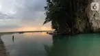 Seorang anak bermain di Sungai Tamborasi di Desa Tamborasi, Kecamatan Wolo, Kabupaten Kolaka, Sulawesi Tenggara (16/10/2019). Sungai Tamborasi ini merupakan sungai terpendek di dunia. (Liputan6.com/Nurseffi Dwi Wahyuni)
