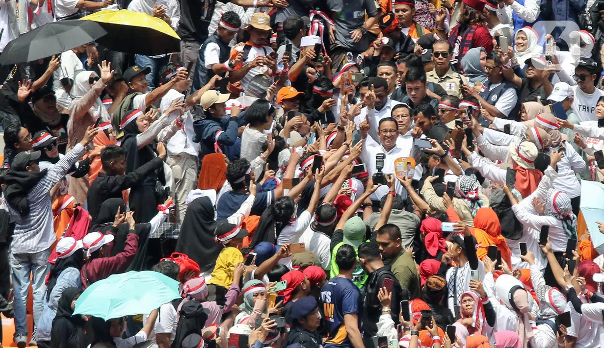 Calon Presiden nomor urut 1 Anies Baswedan sessat sebelum memasuki Jakarta International Stadium (JIS), Jakarta, Sabtu (10/2/2024). (Liputan6.com/Herman Zakharia)