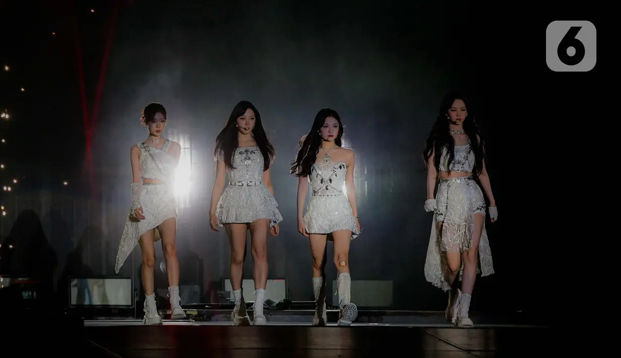 Grup band asal Korea Selatan yang beranggotakan Karina, Giselle, Winter, dan NingNing menggelar konser bertajuk ‘SYNK : HYPER LINE’. (Liputan6.com/Faizal Fanani)
