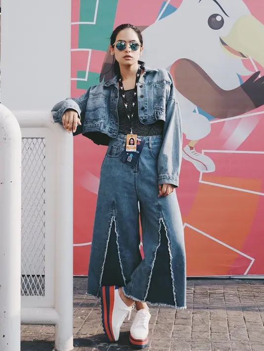 Style kece Maudy Ayunda yang curi perhatian ini memang panen pujian dari netizen. Maudy Ayunda yang memakai denim memberi kesan tegas dan kece. Pemilik tinggi 165 cm ini pun menjadi salah satu inspirasi keren dalam memakai outfit. (Liputan6.com/IG/@maudyayunda)