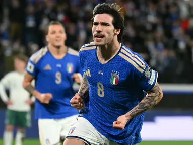 Italia berhasil memetik kemenangan dalam laga play off melawan Irlandia Utara dan menjaga asa mereka untuk lolos ke Piala Dunia 2026. (AFP/Alberto Pizzoli)