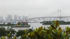 Cincin Olimpiade terlihat di Taman Laut Odaiba, Tokyo, Jepang (17/7/2020). Olimpiade Tokyo akan digelar di arena yang sama dengan mengikuti jadwal yang hampir tidak berbeda dari yang direncanakan sebelum ajang tersebut ditangguhkan akibat pandemi COVID-19 pada Maret lalu. (Xinhua/Du Xiaoyi)