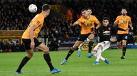 Gelandang Manchester United, Andreas Pereira menendang bola dibayangi pemain Wolverhampton Wanderers pada babak ketiga Piala FA di Molineux, Sabtu (4/1/2020). Wolverhampton dan MU dipaksa untuk melakukan laga ulangan di Old Trafford setelah bermain imbang tanpa gol. (AP/Rui Vieira)