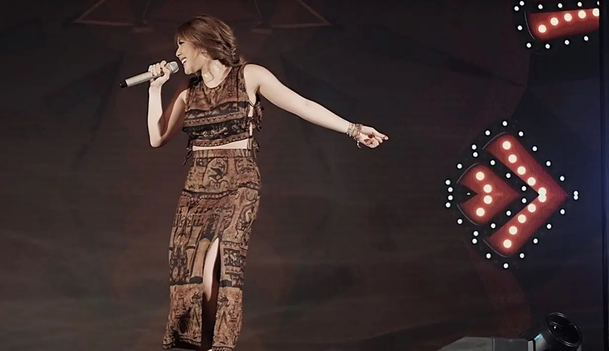 Gisel terlihat sangat menikmati penampilannya saat bernyanyi di atas panggung. Pelantun lagu 'Pencuri Hati' ini tampil memukau dalam setelan busana etnik. (Liputan6.com/IG/@gisel_la)