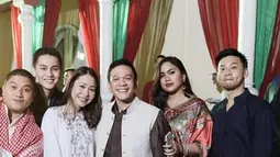 Tak hanya itu, Jordi juga pernah tampil dengan gaya yang lebih formal mengenakan kurta cokelat gelap dan rompi putih bertekstur. Kombinasi tersebut memberikan kesan rapi dan stylish, cocok untuk acara formal atau perayaan Ramadan. Pilihan outfitnya menunjukkan bahwa pakaian tradisional tetap bisa terlihat modern dan menawan.  (Liputan6.com/IG/@jordionsu)