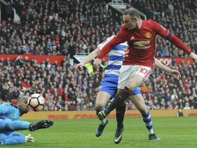 Aksi pemain Manchester United, Wayne Rooney (kanan) saat mencetak gol ke gawang Reading yang dikawal kiper Ali Al-Habsi pada laga Piala FA di Old Trafford, (7/1/2017). Setan Merah menang 4-0. (AP/Rui Vieira)