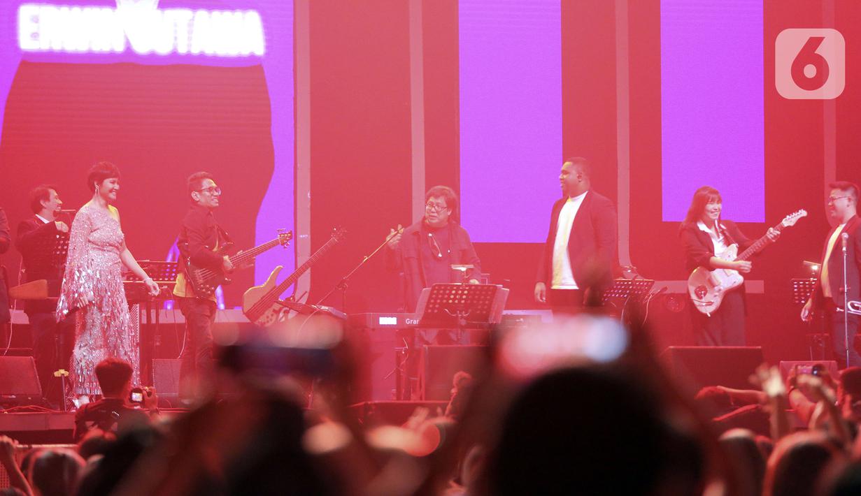 Komposer Erwin Gutawa (tengah) saat berkolaborasi bersama penyanyi Andmesh Kamaleng (ketiga kanan) pada hari pertama BNI Java Jazz Festival 2022 di JIExpo Kemayoran, Jakarta, Jumat (27/5/2022). Java Jazz Festival 2022 digelar pada 27-29 Mei setelah vakum selama dua tahun akibat pandemi COVID-19. (Liputan6.com/Johan Tallo)