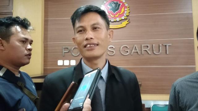 Kuasa hukum tersangka VN, salah satu pemeran Vina Garut, Budi Rahadian SH saat memberikan keterangannya di mapolres Garut
