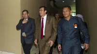 Menteri Hukum dan HAM Yasonna H Laoly (tengah), dan Wakil Ketua DPR Fahri Hamzah (kiri), berjalan menuju ruangan saat menghadiri Sidang Paripurna DPR di Kompleks Parlemen, Senayan, Jakarta, Rabu (26/11). (ANTARA FOTO/Ismar Patrizki)