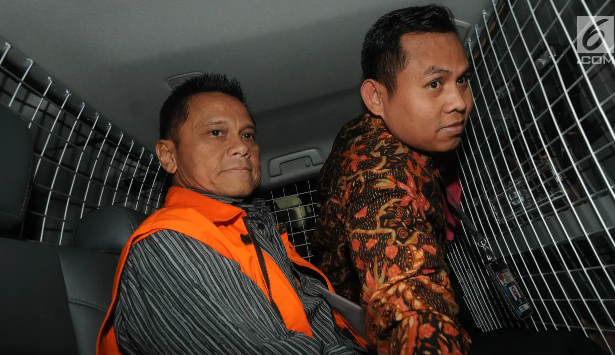 Presiden Komisaris PT Mugi Rekso Abadi (MRA) Soetikno Soedarjo berada di dalam mobil tahanan usai menjalani pemeriksaan oleh penyidik di Gedung KPK, Jakarta, Rabu (7/8/2019). Soetikno Soedarjo resmi ditahan KPK untuk mempermudah pemeriksaan. (merdeka.com/Dwi Narwoko)