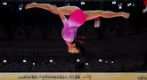 Pesenam putri Indonesia, Salsabilla Hadi Pamungkas melakukan podium training nomor balok keseimbangan jelang Kejuaraan Dunia Gimnastik 2025 di Indonesia Arena, Senayan, Jakarta, Sabtu (18/10/2025). (Bola.com/Bagaskara Lazuardi)