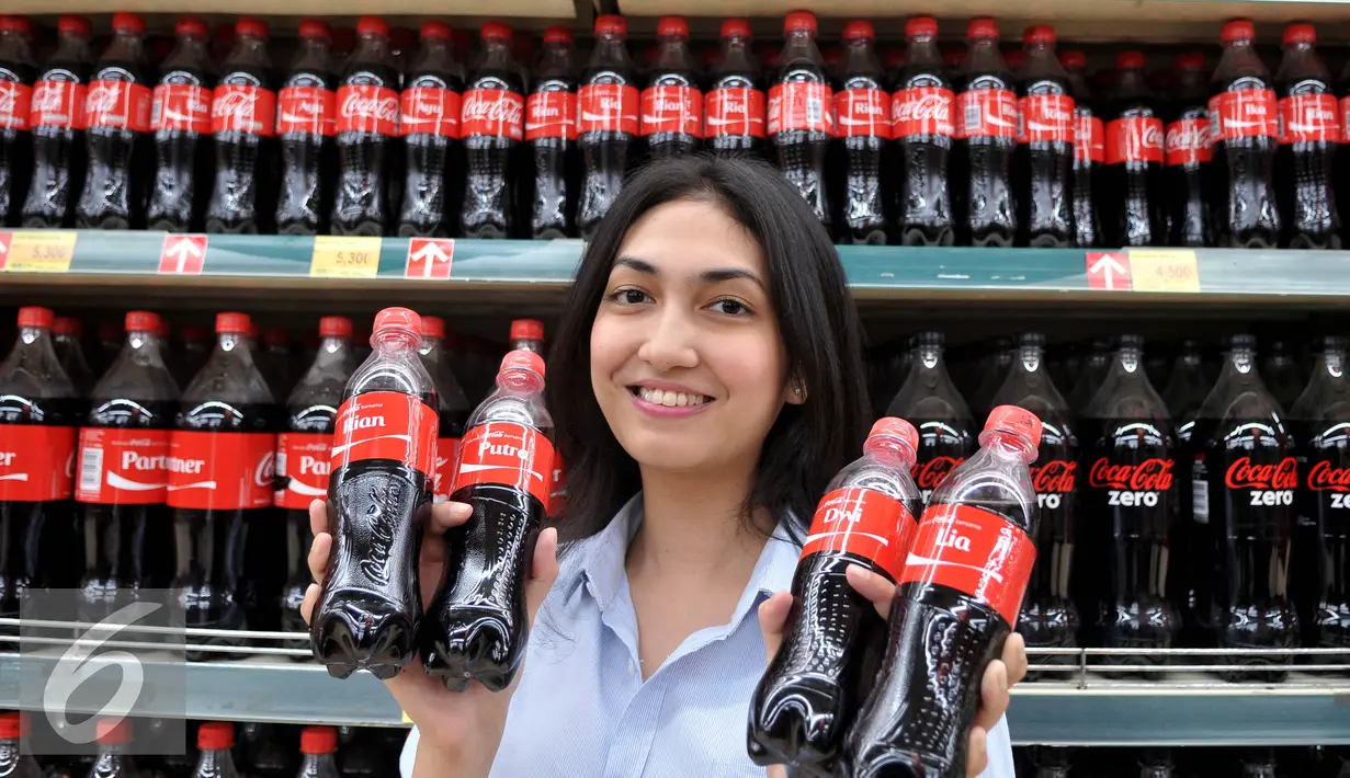 Konsumen melihat nama mereka dan kerabat pada botol Coca cola di Gandaria City, Jakarta, Senin (10/8/2015). Coca cola menempatkan nama populer di Indonesia pada kemasannya yang merupakan bentuk kampanye global 'Share A Coke'. (Liputan6.com/JohanTallo)