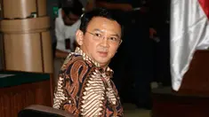 Basuki Tjahaja Purnama atau Ahok melihat ke arah fotografer sesaat sebelum menjalani sidang perdana kasus dugaan penistaan agama di PN Jakarta Utara, Selasa (13/12). Sidang hari ini beragenda pembacaan surat dakwaan dari tim JPU. (TATAN SYUFLANA/POOL/AFP)