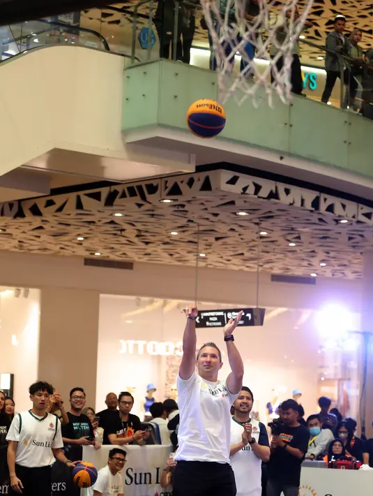 Permainan basket 3x3 yang dilakukan Dion dapat dimainkan oleh segala usia dan tingkat kemampuan. Hal ini menjadi bagian dari kampanye #MovementMatters yang berlangsung pada tanggal 18-20 Agustus 2023 di Mal Gandaria City. [Bambang E Ros/Fimela.com]