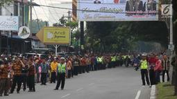 Petugas kepolisian berjaga jelang kirab atau arak-arakan acara resepsi Kahiyang Ayu Siregar-Bobby Nasution di Kota Medan, Sumatera Utara Minggu (26/11). (Liputan6.com/Johan Tallo)