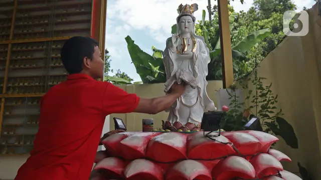 Jelang Waisak, Patung Budha Tidur Dibersihkan