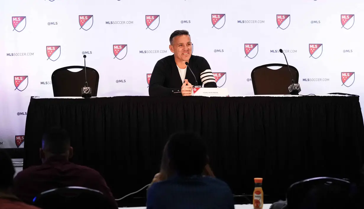 John Herdman dikenal memiliki gaya kepelatihan modern dengan disiplin tinggi. Tampak dalam foto, John Herdman, pelatih kepala Toronto FC, berbicara pada konferensi pers selama acara hari media MLS di Miami Convention Center pada 11 Januari 2024 di Miami, Florida. (Rich Storry/GETTY IMAGES NORTH AMERICA/Getty Images via AFP)