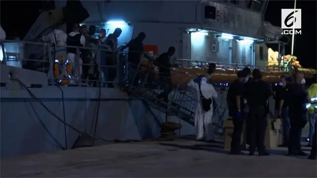 Italia mengizinkan 200 migran yang dijemput dari perahu kayu penuh sesak untuk berlabuh. Para migran diselamatkan dari perahu oleh dua kapal misi Frontez Uni Eropa.
