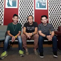 "Di sini kebetulan untuk DM Project, gua diajak Giring buat jadi co produser. Gua udah tau DM Project dari dulu, dia pernah gantiin Randy, pas lagi sakit cacar air dulu," kata Ariel. (Deki Prayoga/Bintang.com)