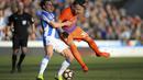 Pemain Huddersfield Town, Dean Whitehead berebut bola dengan pemain Manchester City, Nicolas Otamendi (kanan) pada putran kelima Piala FA di John Smith's Stadium, Huddersfield, (18/2/2017). (Mike Egerton/PA via AP)