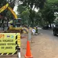 Suasana pengerjaan sumur resapan di Jalan Mataram Raya, Kebayoran Baru, Jakarta, Selasa (12/10/2021). Sumur resapan atau drainase vertikal tersebut diharapkan dapat mengurangi titik-titik rawan banjir di Ibu Kota. (Liputan6.com/Herman Zakharia)