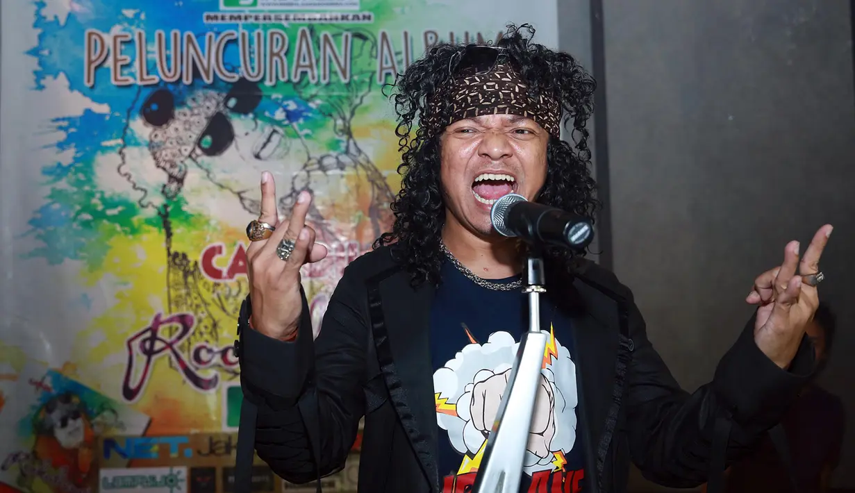 "Lebih berani aja sih tanpa label. Mungkin hanya berkompromi dengan industri. Kebanyakan berangkat dari fun saya. Saya emang senang eksplorasi dan iseng," jelasnya. (Deki Prayoga/Bintang.com)