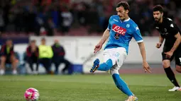 Striker Napoli, Manolo Gabbiadini, mencetak gol melalui penalti ke gawang Bologna dalam laga Serie A Italia di Stadion San Paolo, Naples, Rabu (20/4/2016) dini hari WIB. (AFP/Carlo Hermann)