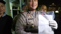 Polisi menemukan surat ajakan jihad di tas milik teroris Cirebon yang incar Jokowi. (Liputan6.com/Panji Prayitno)