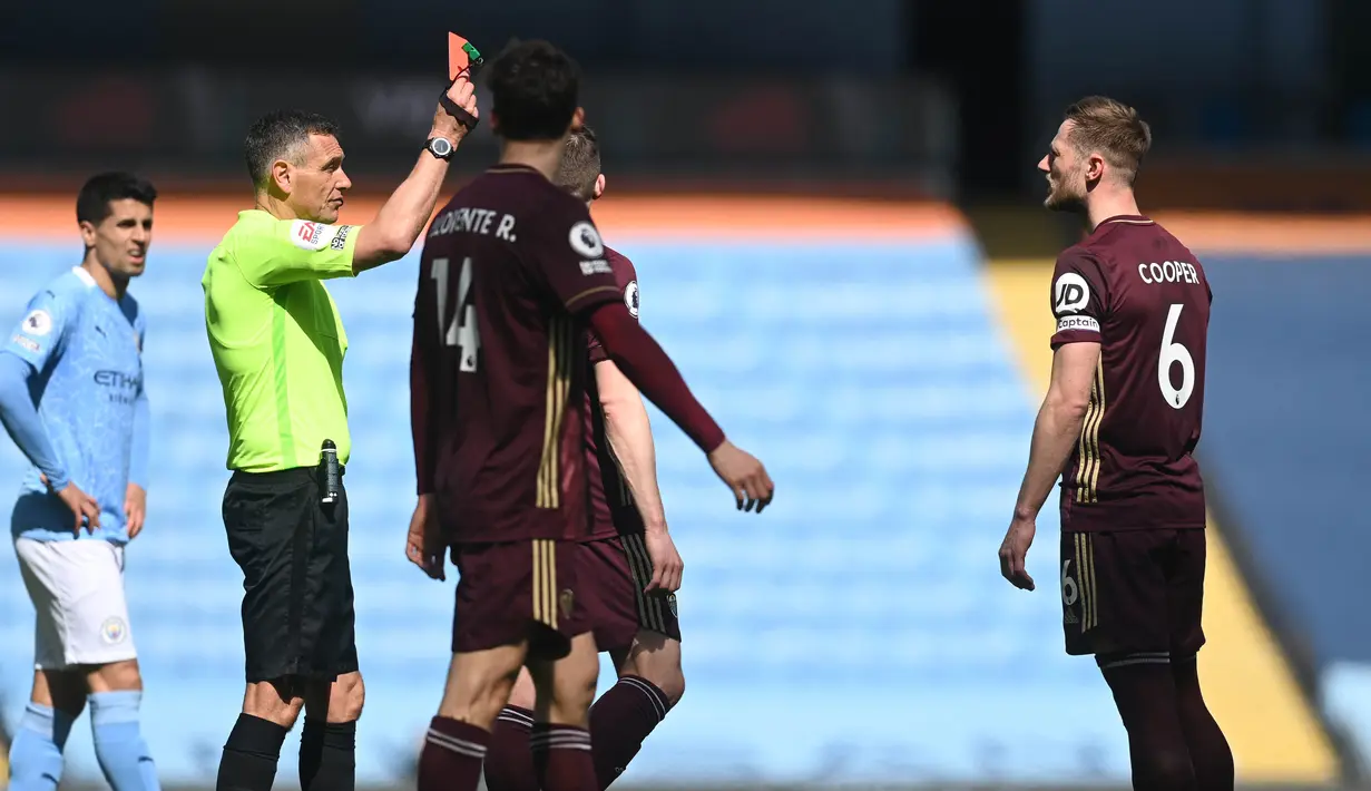 Leeds harus mengakhiri babak pertama dengan 10 poin. Sang kapten, Liam Cooper, mendapat kartu merah usai dinilai melakukan tekel terlalu keras pada Gabriel Jesus.  (Foto: AFP/Pool/Michael Regan)