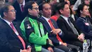 Presiden Jokowi berbincang dengan CEO Go-Jek, Nadiem Makarim saat peluncuran aplikasi Go-Viet di Hanoi, Rabu (12/9). Goviet merupakan produk aplikasi penyedia jasa transportasi di Vietnam yang berkolaborasi dengan Goje. (Liputan6.com/HO/Biro Pers Setpres)