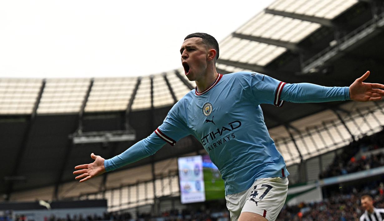 Selebrasi gelandang Manchester City, Phil Foden setelah menjebol gawang Newcastle United pada laga Liga Inggris 2022/2023 di Etihad Stadium, Manchester (4/3/2023). Phil Foden yang telah membela Manchester City sejak awal musim 2017/2018 ini kini memiliki nilai pasar 110 juta euro atau setara Rp1,8 triliun. (AFP/Paul Ellis)