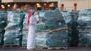 Seorang sukarelawan memeriksa paket bantuan yang disediakan oleh Arab Saudi sebelum dimuat ke dalam pesawat Kargo Saudi di bandara Internasional King Fahad di Riyadh pada 14 Oktober 2024. (Fayez Nureldine/AFP)