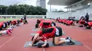 <p>Luke Xavier Keet melakukan peregangan saat latihan perdana Timnas Indonesia U-22 untuk SEA Games 2025 di Stadion Madya, Senayan, Jakarta, Selasa (11/11/2025). (Bola.com/Bagaskara Lazuardi)</p>