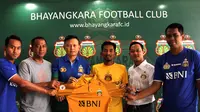 Proses penandatanganan kontrak pemain Bhayangkara FC