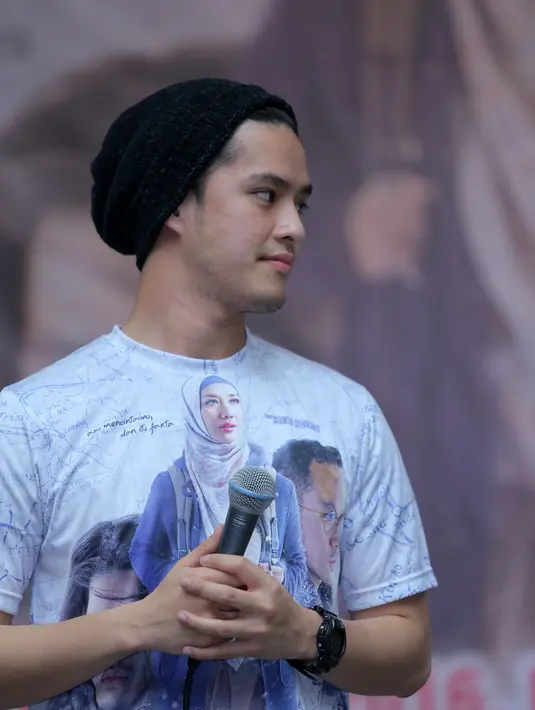 Dalam film Jilbab Traveler: Love Sparks In Korea, besutan Guntur Soeharjanto ia mengaku banyak belajar dari para pemain senior. (Andy Masela/Bintang.com)