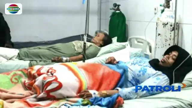 37 warga Dusun Cigempol, Karawang, dilarikan ke rumah sakit lantaran keracunan gas dari pabrik kertas PT Pindo Deli 2.