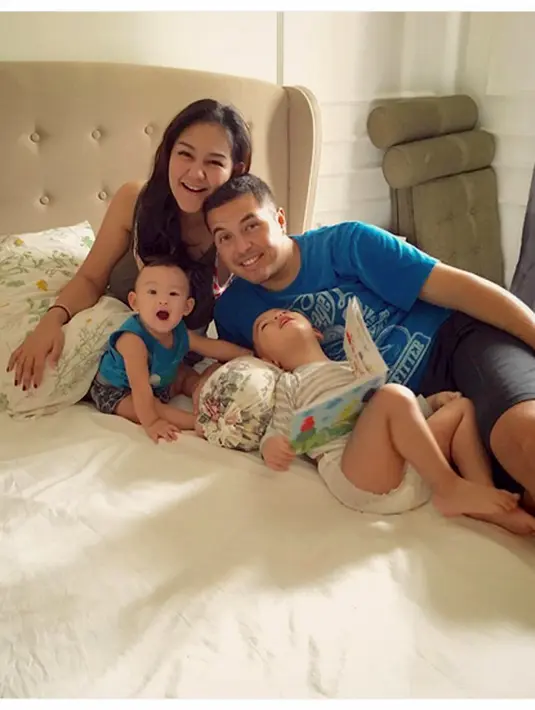 Rifat Sungkar dan Sissy Pricilla, akhirnya bersatu dalam keluarga yang bahagia. (Instagram/sysiio)