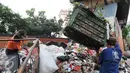 Petugas kebersihan memindahkan sampah yang telah diangkut dari rumah warga ke tempat pembuangan sampah sementara (TPSS), Pasar Baru, Jakarta, Jumat (25/11). Dalam sehari, Kelurahan Pasar Baru menghasilkan sampah mencapai 3 ton. (Liputan6.com/Yoppy Renato)