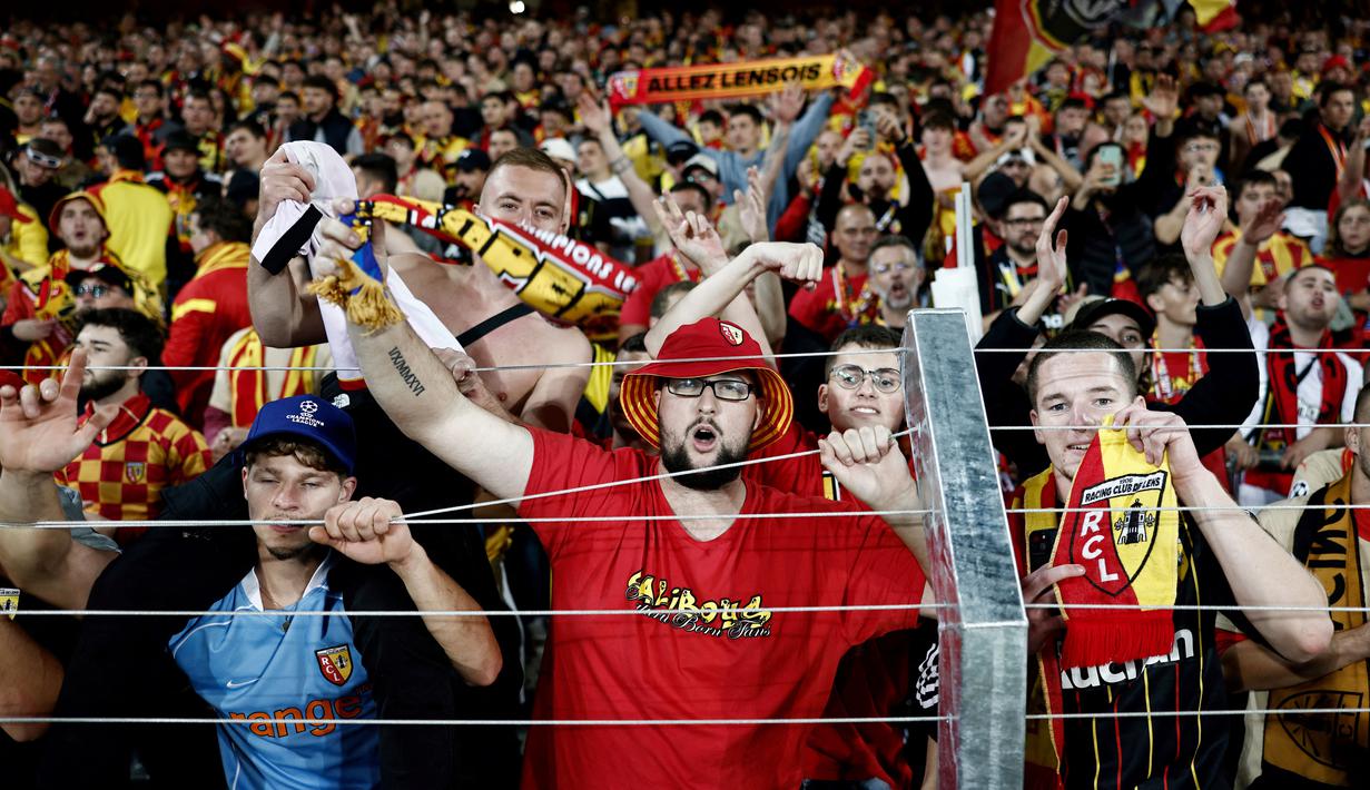 Suporter RC Lens saat mendukung timnya melawan Arsenal pada laga Liga Champions di Stade Bollaert-Delelis, Rabu (4/10/2023). Berkat hasil ini, Lens pun kini berhak memuncaki klasemen Grup B dengan poin 4, sedangkan Arsenal di posisi kedua dengan poin 3. (AFP/Sameer Al-Doumy)