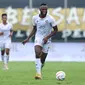 Pemain Arema FC, Charles Lokolingoy menggiring bola pada laga pekan pertama BRI Liga 1 2023/2024 antara Dewa United melawan Arema FC di Stadion Indomilk, Tangerang, Minggu (2/7/2023). (Bola.com/Bagaskara Lazuardi)