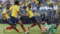 Kiper Brasil, Alisson  menyelamatkan gawangnya dari serangan para pemain Ekuador pada laga pembuka Copa Amerika 2016 di Stadion Rose Bowl, Pasadena, (5/6/2016) WIB. (Mandatory Credit: Kelvin Kuo-USA TODAY Sports)