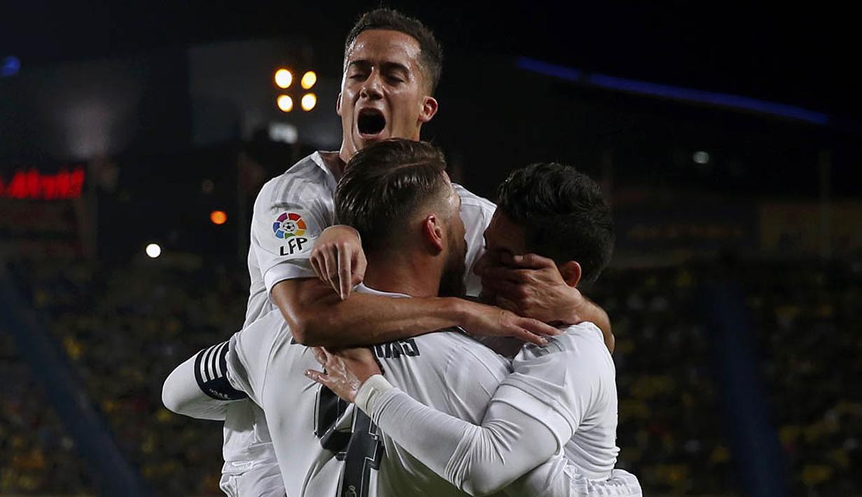 Para pemain Real Madrid merayakan gol yang dicetak Sergio Ramos ke gawang Las Palmas. Namun Las Palmas sempat menyamakan kedudukan pada menit ke-87 melalui gol dari Willian Jose. (Bola.com/Juan Medina)