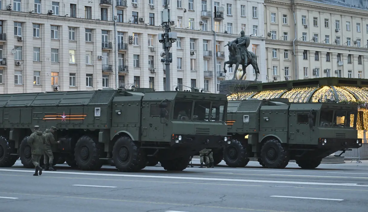 Parade tersebut akan berlangsung di Lapangan Merah Moskow pada 9 Mei untuk merayakannya 79 tahun kemenangan dalam Perang Dunia II. (AP Photo/Dmitry Serebryakov)