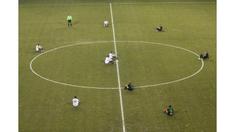 Video mengenai aksi protes yang dilakukan oleh 2 tim sepak bola divisi dua Liga Yunani. Selama 2 menit, para pemain tim AE Larissa dan Acharnaikos secara serempak duduk sesaat setelah peluit kick-off ditiupkan. 