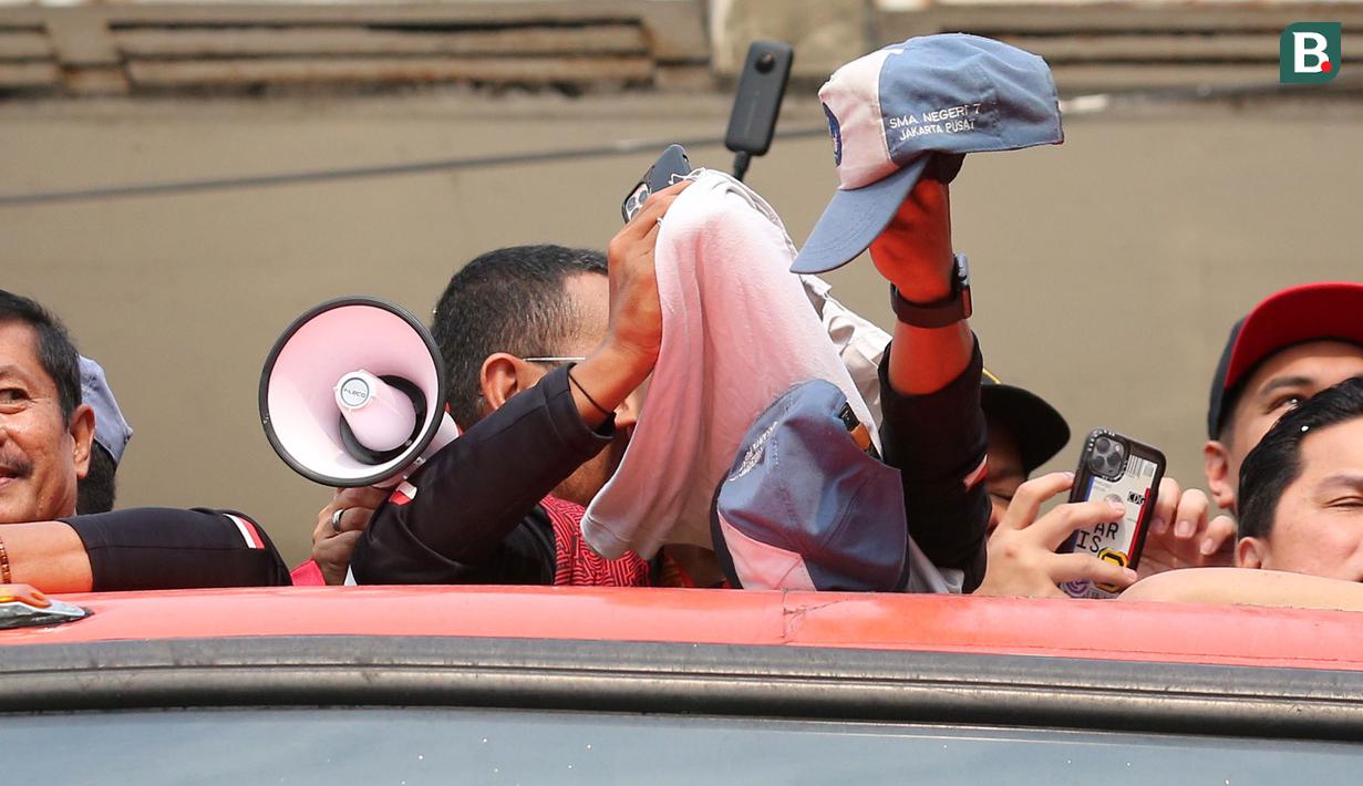 Pemain Timnas Indonesia U-22, Pratama Arhan saat tertimpuk seragam dari salah satu pelajar SMA Negeri 7 Jakarta Pusat saat pawai pawai bertajuk Kira87uara Kontingen SEA Games 2023 yang berlangsung dari Kemenpora hingga Stadion Utama Gelora Bung Karno (SUGBK), Senayan, Jakarta, Jumat (19/5/2023). Acara tersebut merupakan bentuk perayaan keberhasil kontingen Indonesia yang telah melampaui target medali emas di SEA Games 2023 dan kesuksesan Timnas Indonesia U-22 yang telah mengakhiri puasa gelar 32 tahun di SEA Games 2023. (Bola.com/Bagaskara Lazuardi)