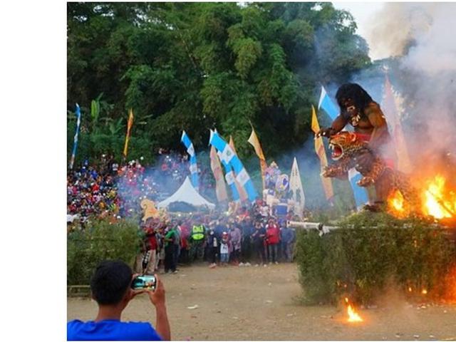 Momen Perayaan Ritual 1 Suro Di Gunung Kawi Kirab Sesaji