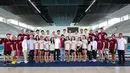 Para atlet akuatik Indonesia yang berhasil terpilih bertanding di SEA Games 2025 bersama dengan perwakilan pengurus PB Akuatik Indonesia dan jajaran pelatih. (Bola.com/Abdul Aziz)
