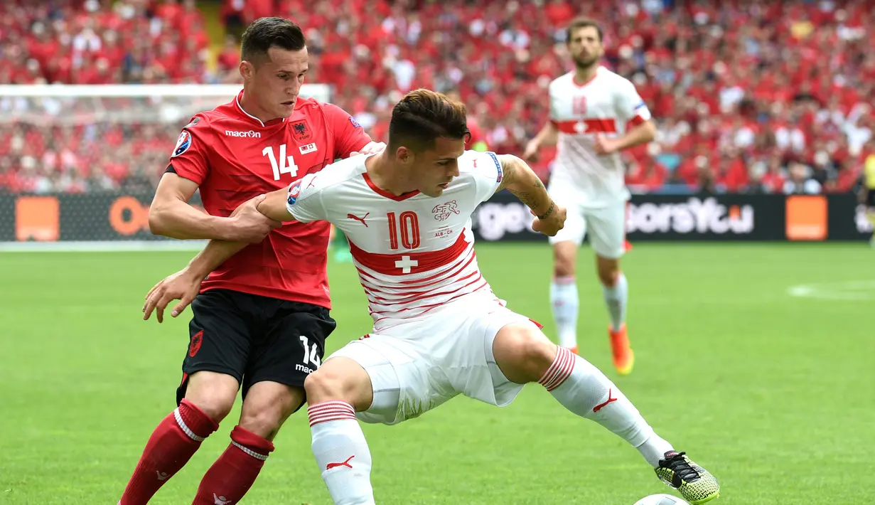 Taulant Xhaka (kiri) adalah yang tertua dari Xhaka bersaudara. Taulant belum lahir ketika keluarganya pindah dari Kosovo ke Swiss. Namun, Taulant memilih bermain untuk Albania dibanding adiknya, Granit Xhaka, yang memilih Swiss. (AFP/Francois Lo Presti)