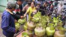 Warga mengantri untuk membeli gas elpiji subsidi 3 kg di Kota Tangerang, Banten, Selasa (4/2/2025). (Liputan6.com/Angga Yuniar)