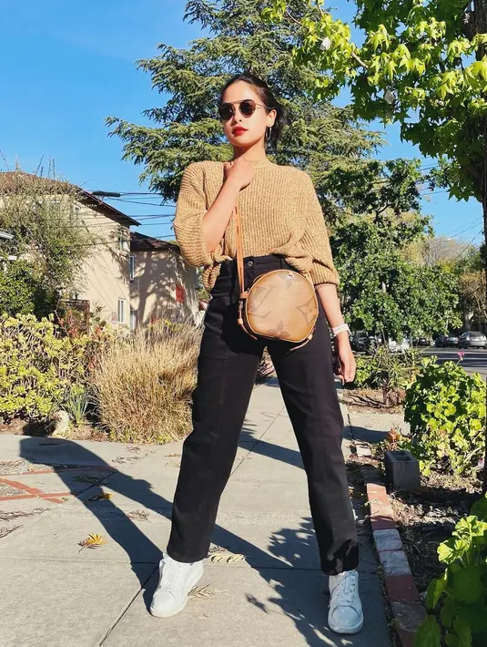 Sahabat Fimela juga bisa meniru gaya smart casual ala Maudy Ayunda yang sederhana namun penuh wibawa.